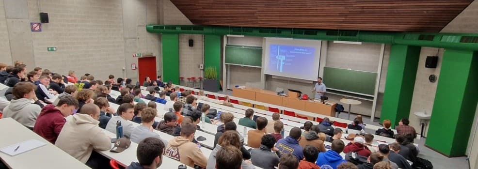 Jose Manuel Alegre impartiendo una clase en un aula universitaria
